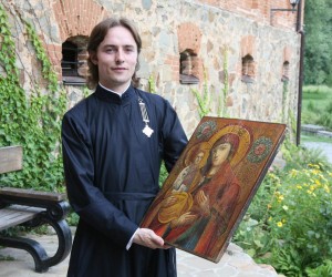 10-тысячному посетителю замка-музея подарили икону
