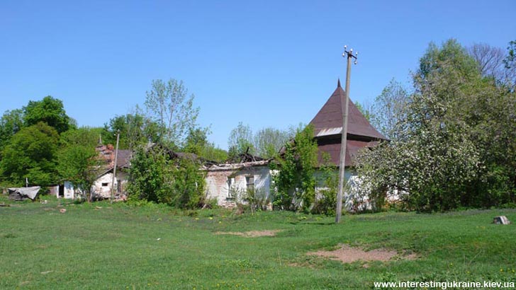 Развалины хозяйственной постройки бывшего имения баронов Шодуаров в Ивнице