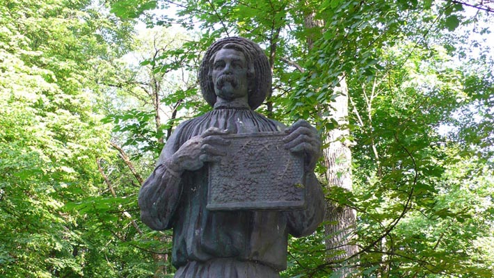 Памятник пчеловоду Петру Прокоповичу в Батурине