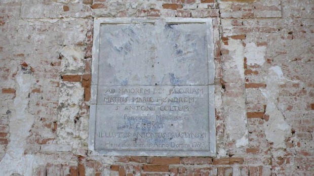 Табличка в память об основателе костёла над входной дверью