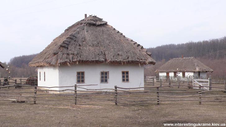 Хаты-мазанки под крышей, в которых жили казаки. Казацкий хутор в с. Стецовка