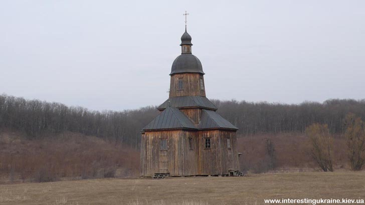 Традиционная деревянная казацкая церковь. Казацкий хутор на окраине с. Стецовка