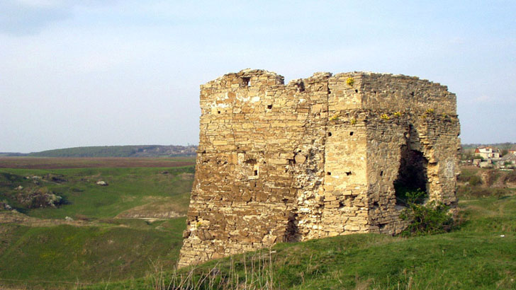Достопримечательность с. Жванец - руины крепости