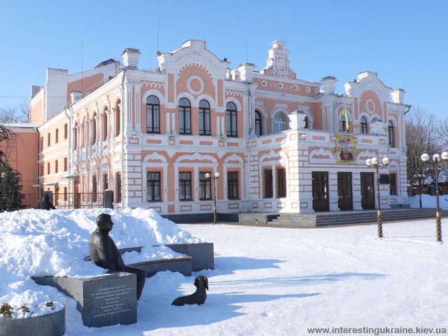 Городской театр и памятник Николаю Яковченко - народному артисту Украины