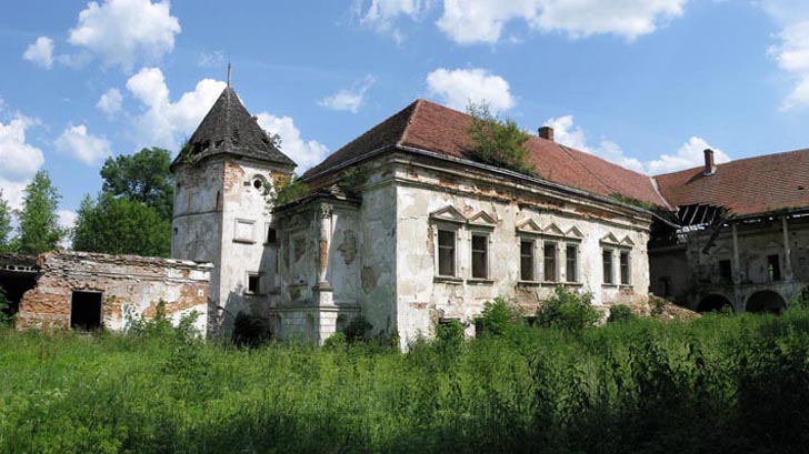 Поморянский замок - достопримечательность пгт Поморяны Золочевского района
