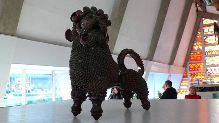 Оригинальные керамические львы украшают бювет в Миргороде