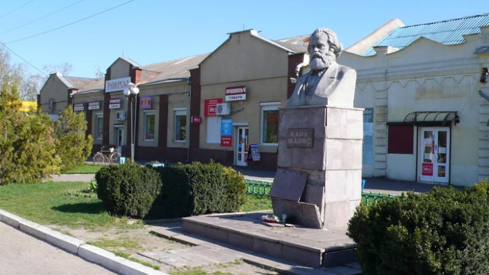 Памятник К. Марксу в Пирятине