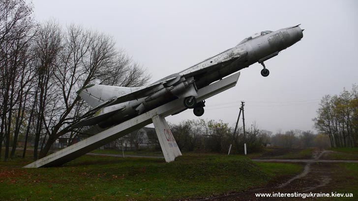 Самолёт Су-7 в с. Богдановка Яготинского района Киевской области