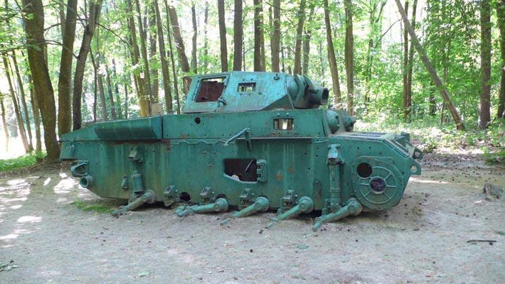 Немецкий танк, подбитый партизанами