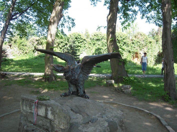 Священная птица венгров - тур, он же турул. Он "перенёс венгров из-за Урала на Закарпатье на своих крыльях", как гласит легенда
