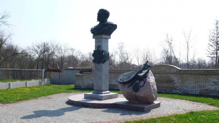 Памятник Д. Апостолу - гетману левобережной Украины