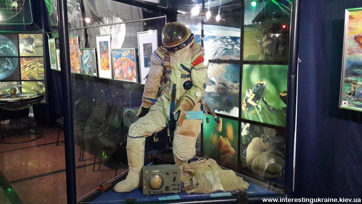 В музее космонавтики - скафандр