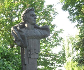 Памятник поэту во дворе усадьбы в с. Пески