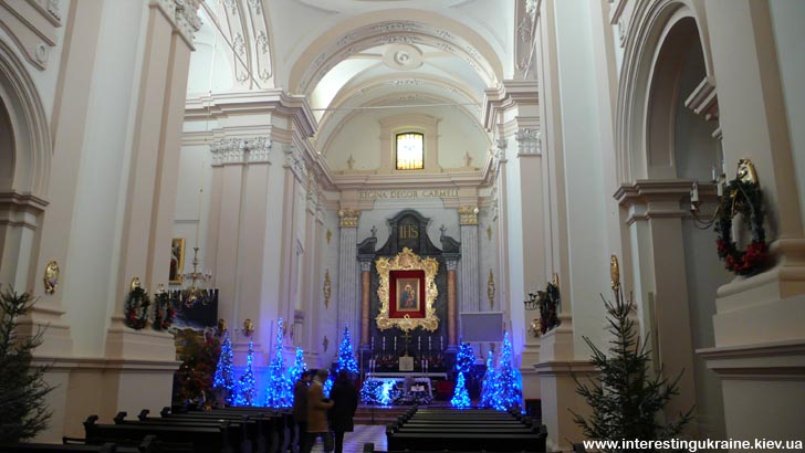 Внутри кафедрального Мариинского костела