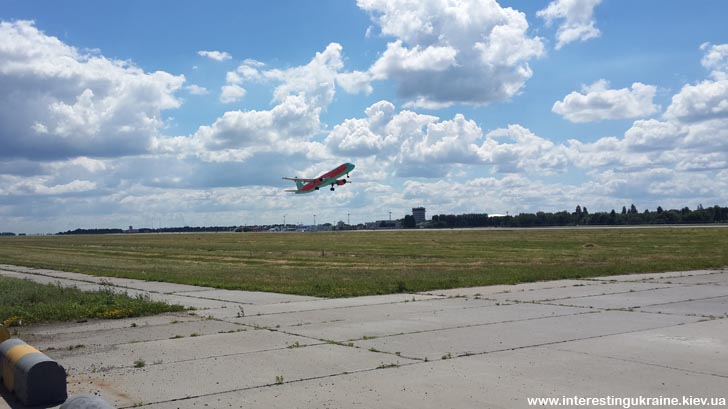 Взлёт самолёта в аэропорту Борисполь