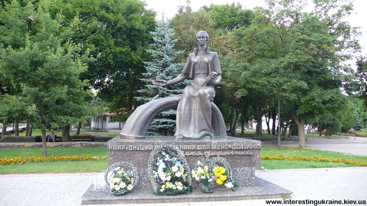 Памятник Лесе Украинке в Ковеле
