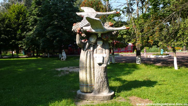 Скульптура в центральном парке Овруча