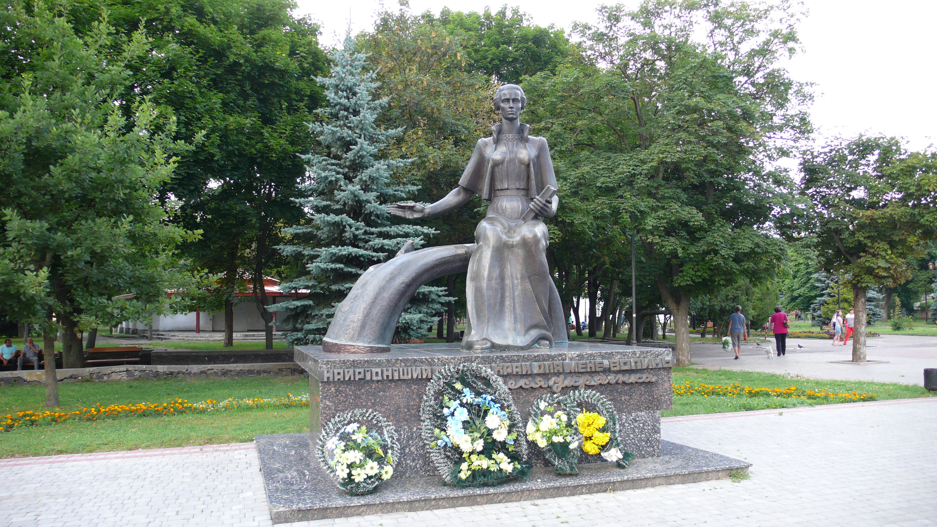 Памятник Лесе Украинке - достопримечательность Ковеля