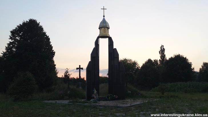 Мемориал погибшим бойцам УНР в с. Базар Житомирской области
