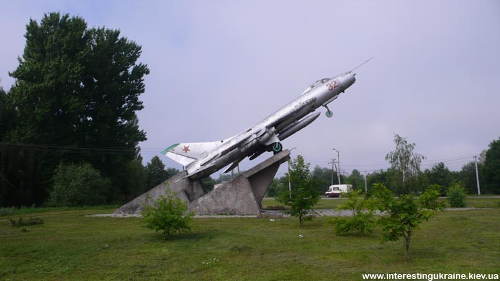 Самолёт Су-7 - достопримечательность г. Овруч Житомирской области