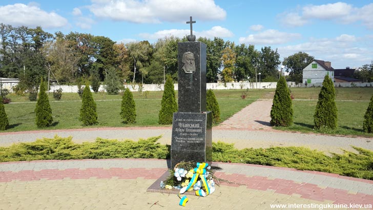 Могила П. Чубинского в Кнышовом парке