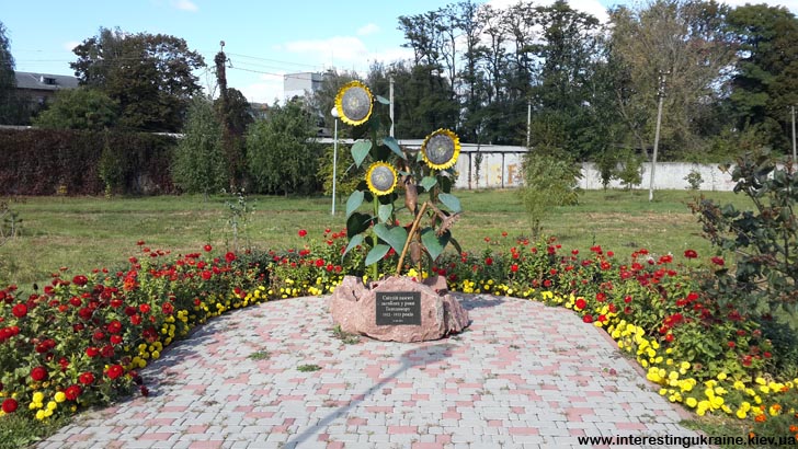 Памятник жертвам голодомора в Кнышовом парке