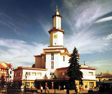 Городская ратуша - достопримечательность Ивано-Франковска Городская ратуша - достопримечательность Ивано-Франковска
