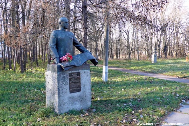 Маршал Жуков - памятник в Яготинском парке