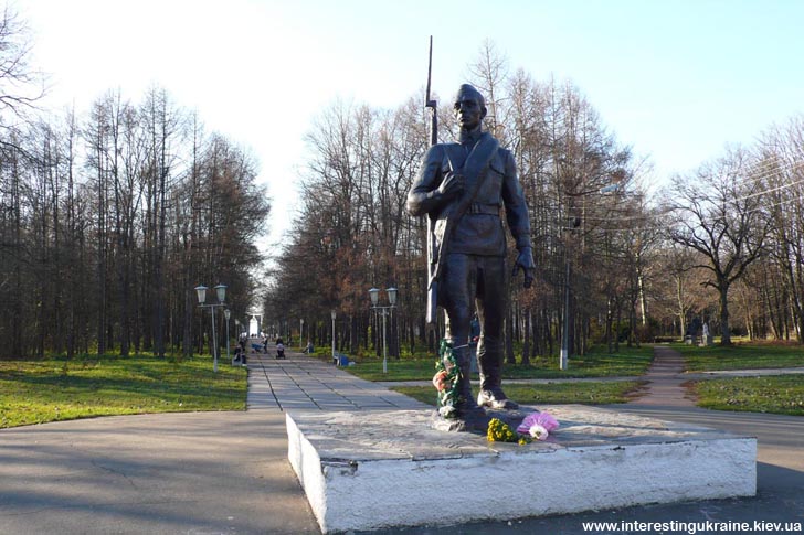 Памятник Неизвестному Солдату в Яготинском парке