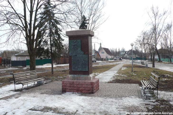 Памятный знак на площади Переяславской Рады в Переяславе-Хмельницком