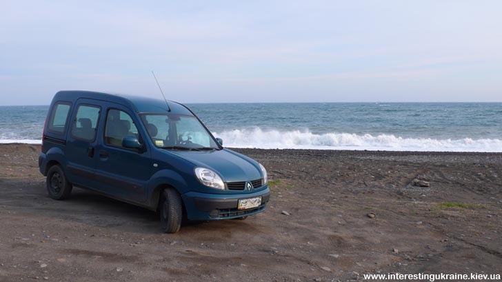 Машина на пляже в Крыму
