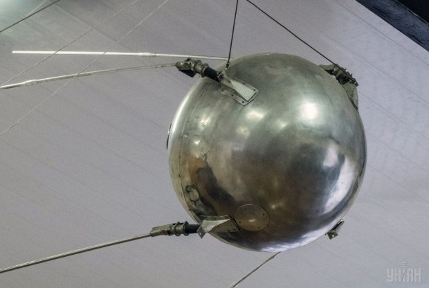 Модель первого искусственного спутника Земли в киевском музее космонавтики