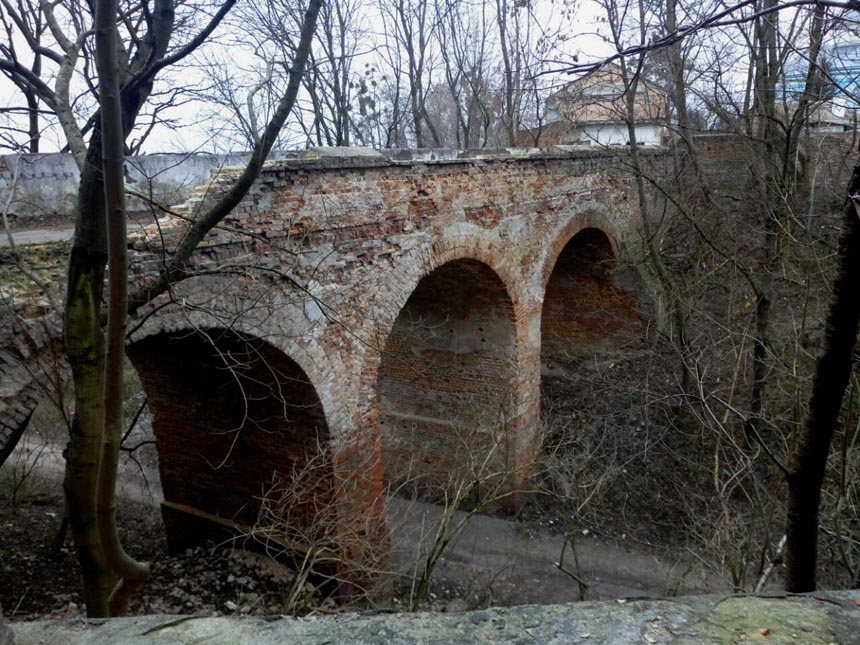 Готический мостик у замка  - достопримечательность Клеваня