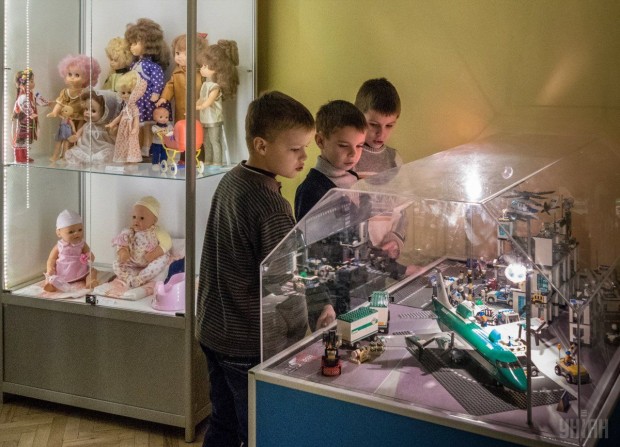 Дети рассматривают экспонаты в Государственном музее игрушки, г. Киев