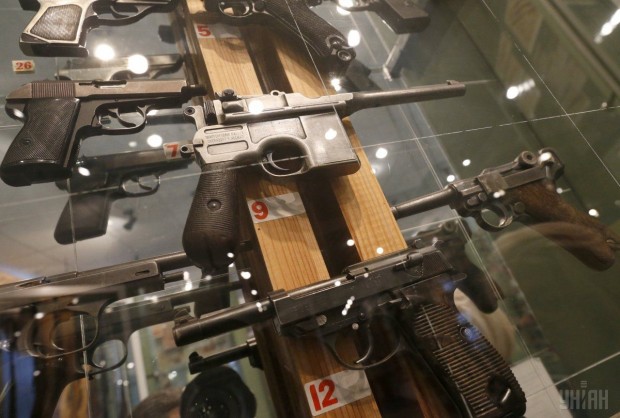 Образцы огнестрельного оружия, представленные на выставке музея МВД Украины г. Киев